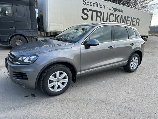 Серый Фольксваген Туарег, объемом двигателя 3 л и пробегом 225 тыс. км за 20000 $, фото 3 на Automoto.ua