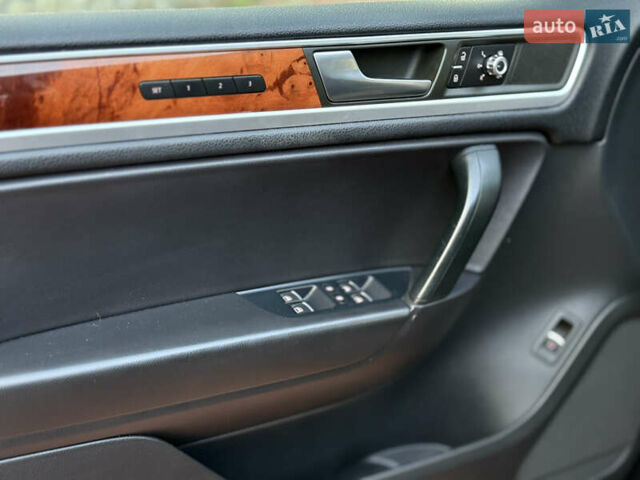 Сірий Фольксваген Туарег, об'ємом двигуна 2.97 л та пробігом 250 тис. км за 18500 $, фото 21 на Automoto.ua