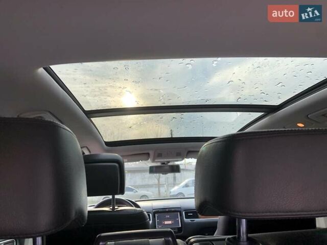 Серый Фольксваген Туарег, объемом двигателя 2.97 л и пробегом 263 тыс. км за 15900 $, фото 46 на Automoto.ua