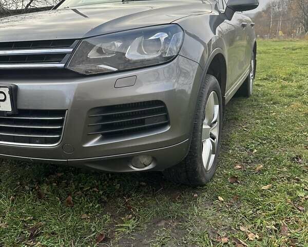 Серый Фольксваген Туарег, объемом двигателя 2.97 л и пробегом 228 тыс. км за 18700 $, фото 2 на Automoto.ua