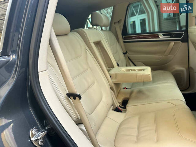 Серый Фольксваген Туарег, объемом двигателя 2.97 л и пробегом 300 тыс. км за 13400 $, фото 32 на Automoto.ua