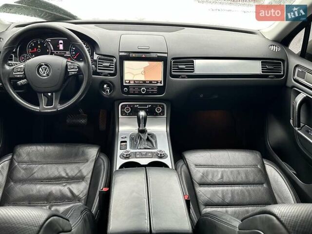 Серый Фольксваген Туарег, объемом двигателя 3 л и пробегом 190 тыс. км за 22700 $, фото 4 на Automoto.ua