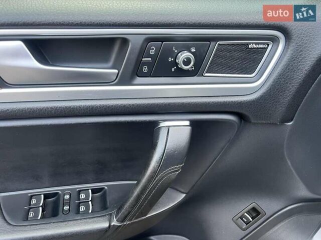 Серый Фольксваген Туарег, объемом двигателя 3 л и пробегом 232 тыс. км за 19700 $, фото 8 на Automoto.ua