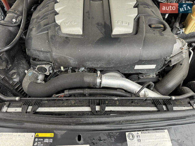 Серый Фольксваген Туарег, объемом двигателя 2.97 л и пробегом 285 тыс. км за 16990 $, фото 48 на Automoto.ua