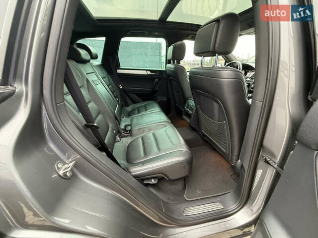 Сірий Фольксваген Туарег, об'ємом двигуна 3 л та пробігом 260 тис. км за 18700 $, фото 39 на Automoto.ua