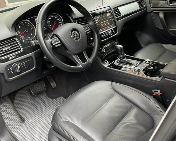 Сірий Фольксваген Туарег, об'ємом двигуна 3 л та пробігом 207 тис. км за 21500 $, фото 4 на Automoto.ua