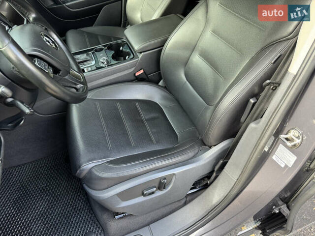 Сірий Фольксваген Туарег, об'ємом двигуна 3 л та пробігом 260 тис. км за 16700 $, фото 37 на Automoto.ua