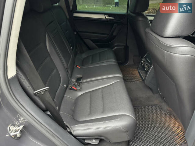 Серый Фольксваген Туарег, объемом двигателя 3 л и пробегом 260 тыс. км за 16700 $, фото 63 на Automoto.ua