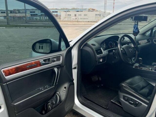 Серый Фольксваген Туарег, объемом двигателя 3 л и пробегом 290 тыс. км за 17999 $, фото 5 на Automoto.ua