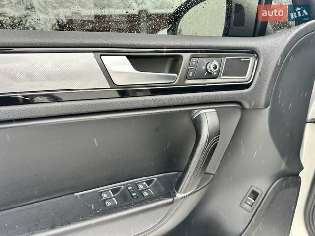 Серый Фольксваген Туарег, объемом двигателя 3 л и пробегом 190 тыс. км за 22700 $, фото 47 на Automoto.ua