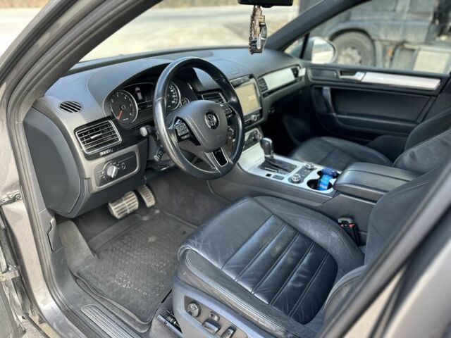 Серый Фольксваген Туарег, объемом двигателя 3 л и пробегом 225 тыс. км за 20000 $, фото 9 на Automoto.ua