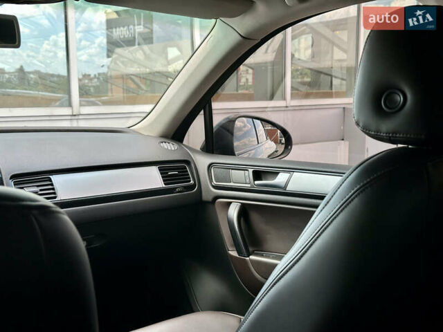 Серый Фольксваген Туарег, объемом двигателя 3 л и пробегом 226 тыс. км за 15490 $, фото 46 на Automoto.ua