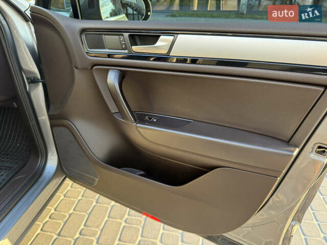 Сірий Фольксваген Туарег, об'ємом двигуна 2.97 л та пробігом 238 тис. км за 18300 $, фото 53 на Automoto.ua