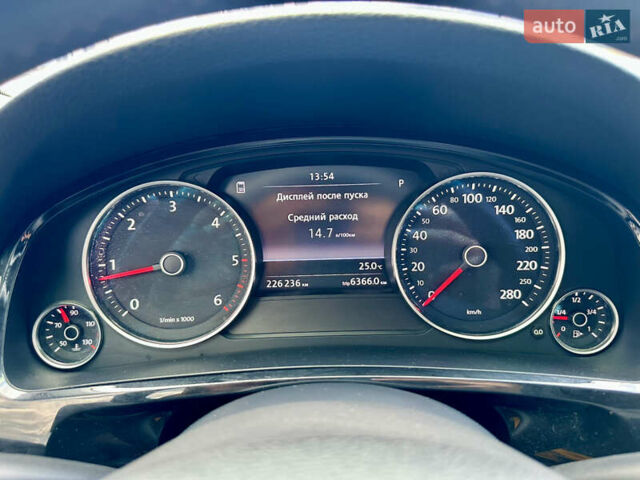 Серый Фольксваген Туарег, объемом двигателя 3 л и пробегом 226 тыс. км за 15490 $, фото 63 на Automoto.ua