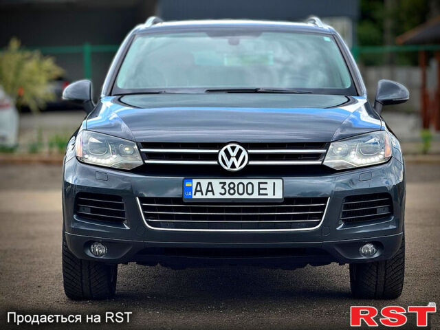 Серый Фольксваген Туарег, объемом двигателя 3 л и пробегом 308 тыс. км за 18500 $, фото 1 на Automoto.ua