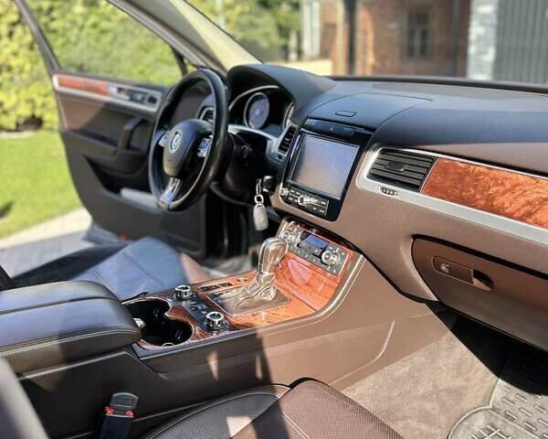 Серый Фольксваген Туарег, объемом двигателя 4.13 л и пробегом 429 тыс. км за 18000 $, фото 2 на Automoto.ua