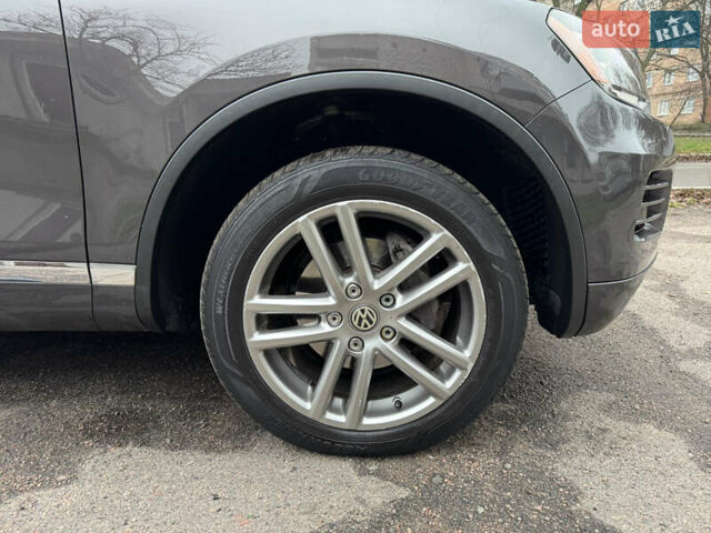 Серый Фольксваген Туарег, объемом двигателя 3 л и пробегом 260 тыс. км за 16700 $, фото 31 на Automoto.ua