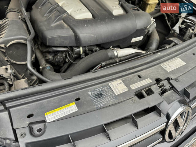 Серый Фольксваген Туарег, объемом двигателя 3 л и пробегом 260 тыс. км за 16700 $, фото 87 на Automoto.ua