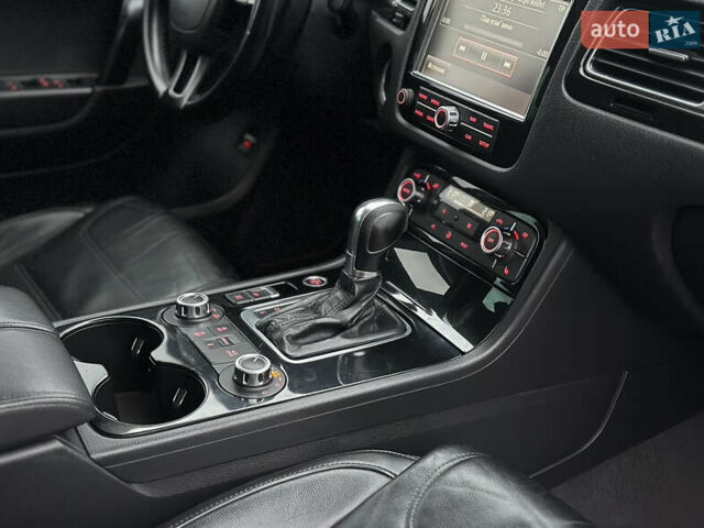 Сірий Фольксваген Туарег, об'ємом двигуна 3 л та пробігом 298 тис. км за 18500 $, фото 109 на Automoto.ua