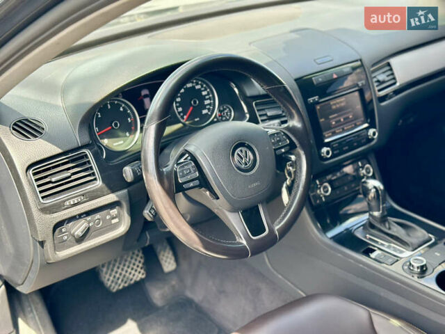 Серый Фольксваген Туарег, объемом двигателя 3 л и пробегом 226 тыс. км за 15490 $, фото 28 на Automoto.ua