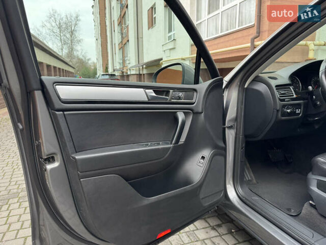 Серый Фольксваген Туарег, объемом двигателя 2.97 л и пробегом 285 тыс. км за 16990 $, фото 17 на Automoto.ua