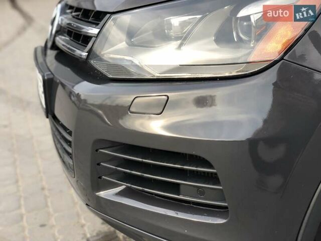 Серый Фольксваген Туарег, объемом двигателя 2.97 л и пробегом 263 тыс. км за 15900 $, фото 9 на Automoto.ua