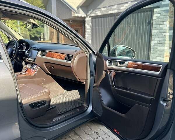 Серый Фольксваген Туарег, объемом двигателя 4.13 л и пробегом 429 тыс. км за 18000 $, фото 7 на Automoto.ua