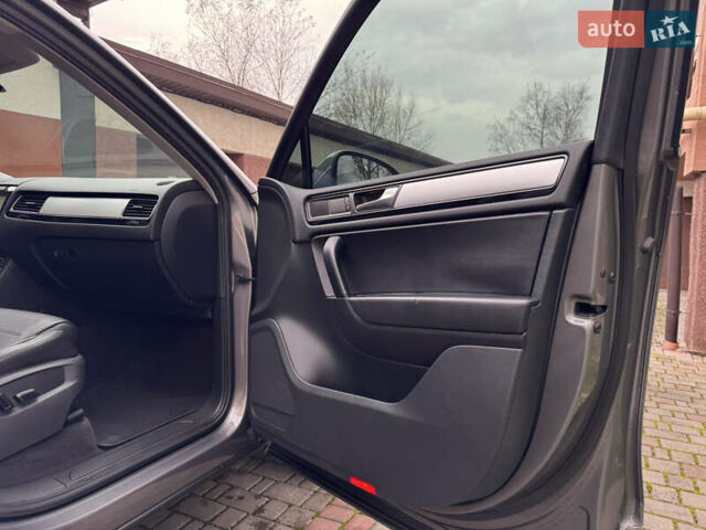 Серый Фольксваген Туарег, объемом двигателя 2.97 л и пробегом 285 тыс. км за 16990 $, фото 42 на Automoto.ua