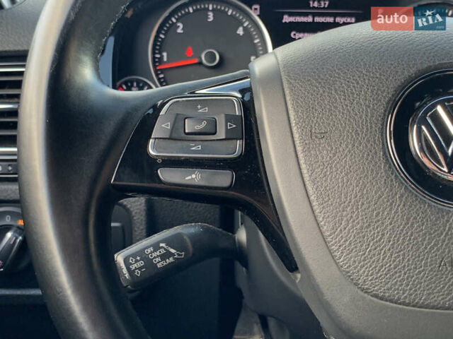 Серый Фольксваген Туарег, объемом двигателя 3 л и пробегом 260 тыс. км за 18899 $, фото 49 на Automoto.ua