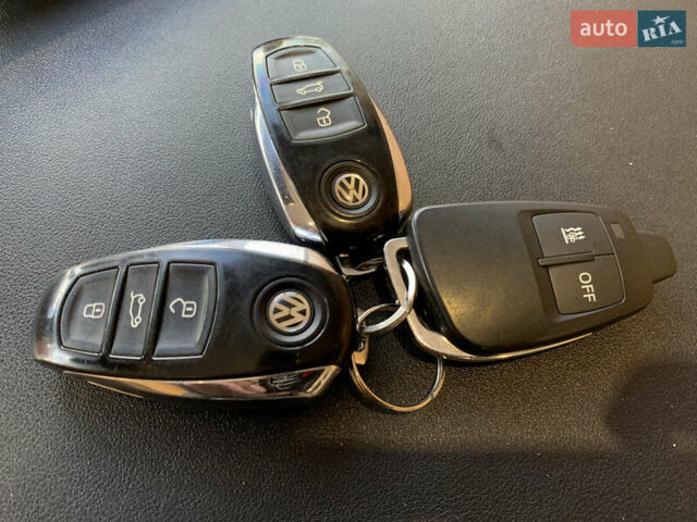 Серый Фольксваген Туарег, объемом двигателя 3 л и пробегом 260 тыс. км за 18899 $, фото 68 на Automoto.ua