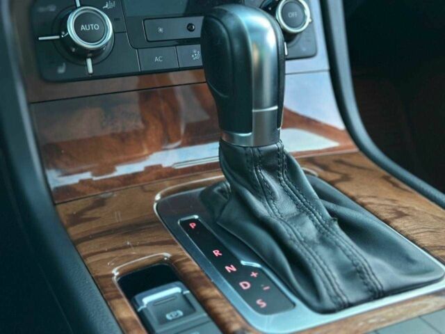 Серый Фольксваген Туарег, объемом двигателя 3 л и пробегом 296 тыс. км за 14490 $, фото 5 на Automoto.ua