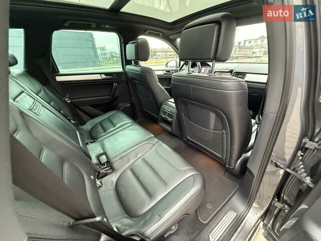 Сірий Фольксваген Туарег, об'ємом двигуна 3 л та пробігом 260 тис. км за 18700 $, фото 40 на Automoto.ua