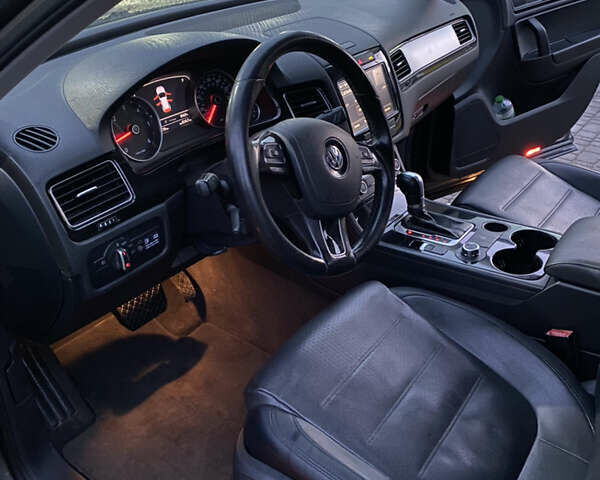 Серый Фольксваген Туарег, объемом двигателя 2.97 л и пробегом 257 тыс. км за 15500 $, фото 15 на Automoto.ua