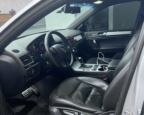 Серый Фольксваген Туарег, объемом двигателя 2.97 л и пробегом 281 тыс. км за 18000 $, фото 5 на Automoto.ua