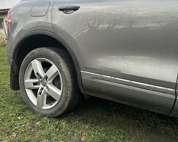 Серый Фольксваген Туарег, объемом двигателя 2.97 л и пробегом 228 тыс. км за 18700 $, фото 5 на Automoto.ua