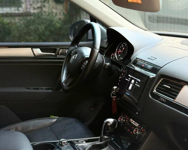 Серый Фольксваген Туарег, объемом двигателя 2.97 л и пробегом 360 тыс. км за 14900 $, фото 12 на Automoto.ua