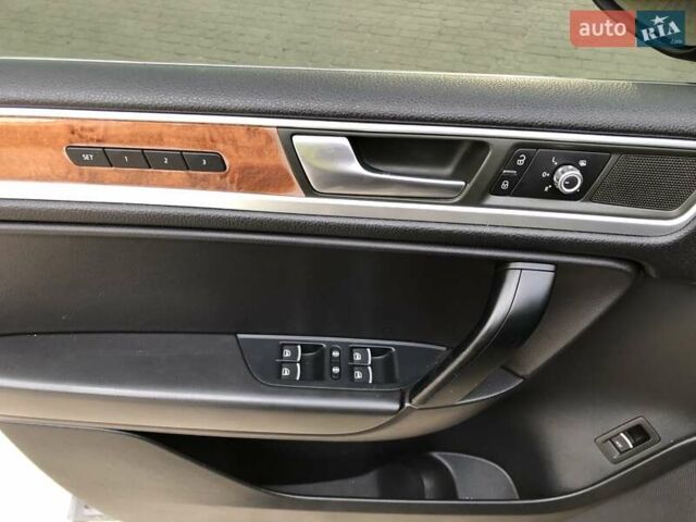 Серый Фольксваген Туарег, объемом двигателя 2.97 л и пробегом 263 тыс. км за 15900 $, фото 29 на Automoto.ua