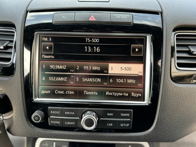 Серый Фольксваген Туарег, объемом двигателя 3 л и пробегом 225 тыс. км за 20000 $, фото 17 на Automoto.ua