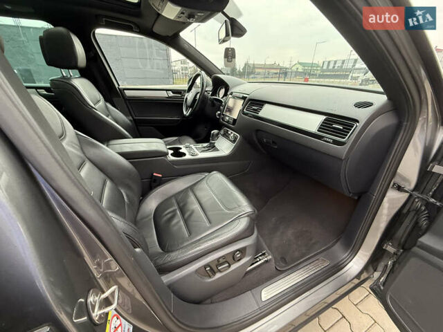 Сірий Фольксваген Туарег, об'ємом двигуна 3 л та пробігом 260 тис. км за 18700 $, фото 33 на Automoto.ua