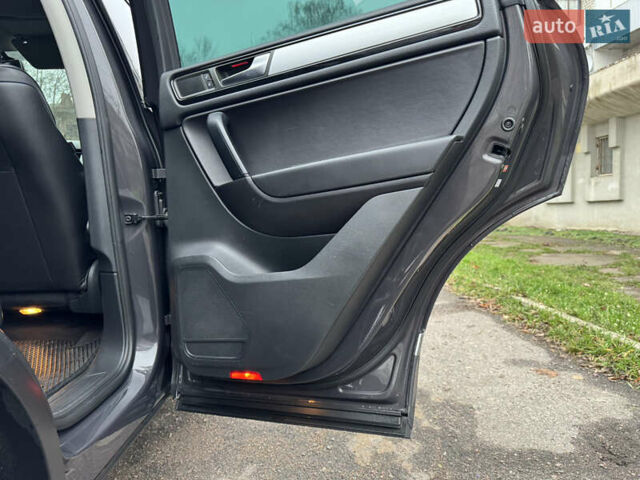 Серый Фольксваген Туарег, объемом двигателя 3 л и пробегом 260 тыс. км за 16700 $, фото 59 на Automoto.ua