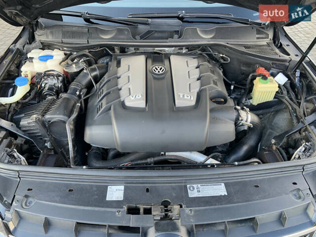 Серый Фольксваген Туарег, объемом двигателя 3 л и пробегом 260 тыс. км за 18899 $, фото 66 на Automoto.ua