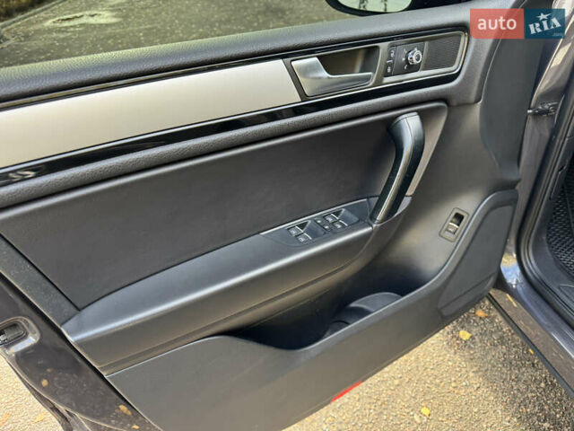 Сірий Фольксваген Туарег, об'ємом двигуна 3 л та пробігом 260 тис. км за 16700 $, фото 35 на Automoto.ua