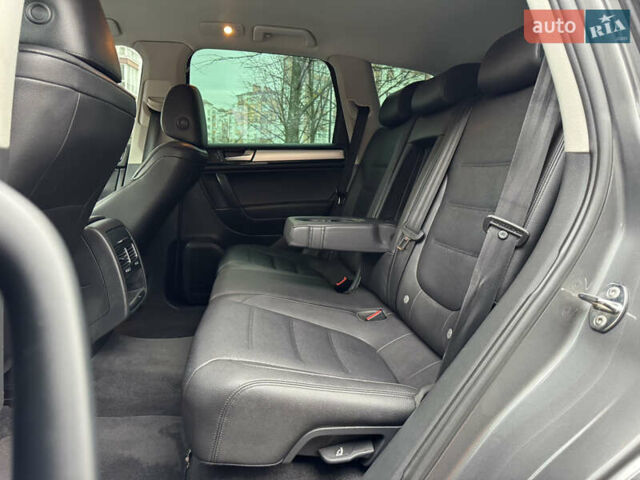 Серый Фольксваген Туарег, объемом двигателя 2.97 л и пробегом 285 тыс. км за 16990 $, фото 29 на Automoto.ua