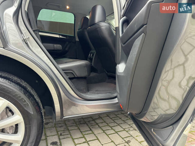 Серый Фольксваген Туарег, объемом двигателя 2.97 л и пробегом 285 тыс. км за 16990 $, фото 40 на Automoto.ua