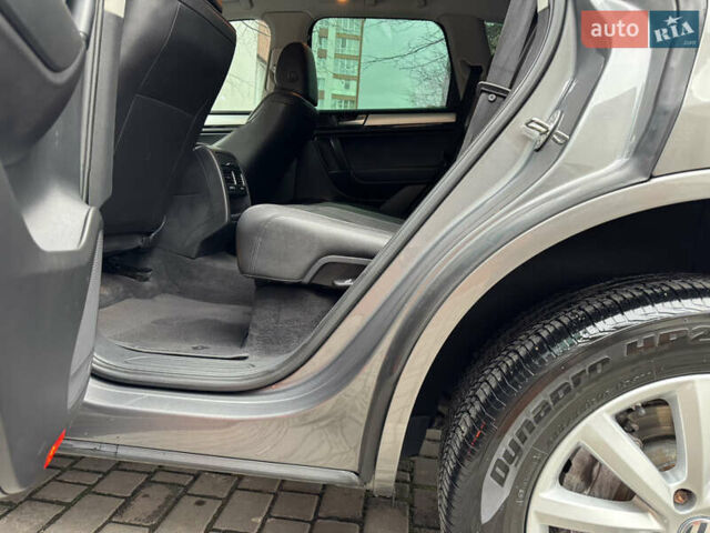 Серый Фольксваген Туарег, объемом двигателя 2.97 л и пробегом 285 тыс. км за 16990 $, фото 26 на Automoto.ua