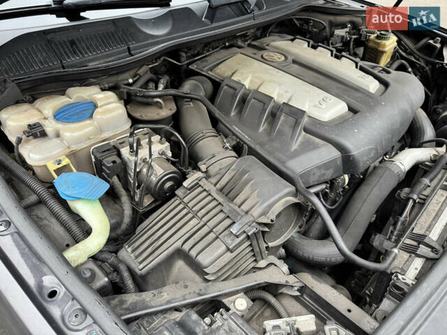 Серый Фольксваген Туарег, объемом двигателя 3 л и пробегом 260 тыс. км за 16700 $, фото 86 на Automoto.ua