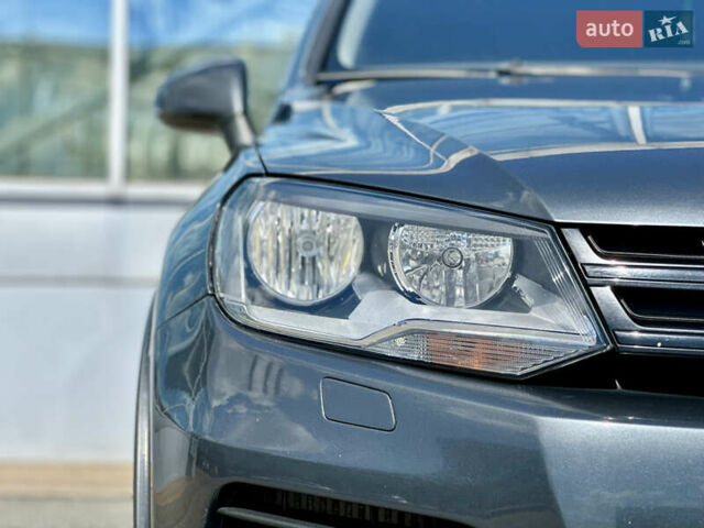 Серый Фольксваген Туарег, объемом двигателя 3 л и пробегом 226 тыс. км за 15490 $, фото 5 на Automoto.ua