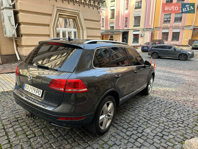Серый Фольксваген Туарег, объемом двигателя 2.97 л и пробегом 300 тыс. км за 13400 $, фото 7 на Automoto.ua