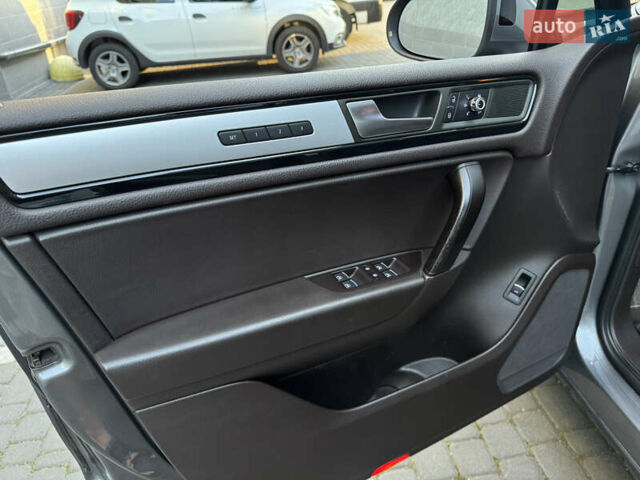 Сірий Фольксваген Туарег, об'ємом двигуна 2.97 л та пробігом 238 тис. км за 18300 $, фото 36 на Automoto.ua