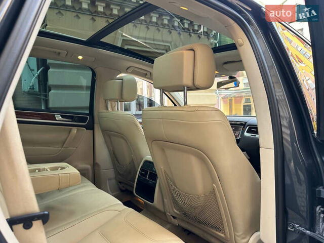 Серый Фольксваген Туарег, объемом двигателя 2.97 л и пробегом 300 тыс. км за 13400 $, фото 31 на Automoto.ua